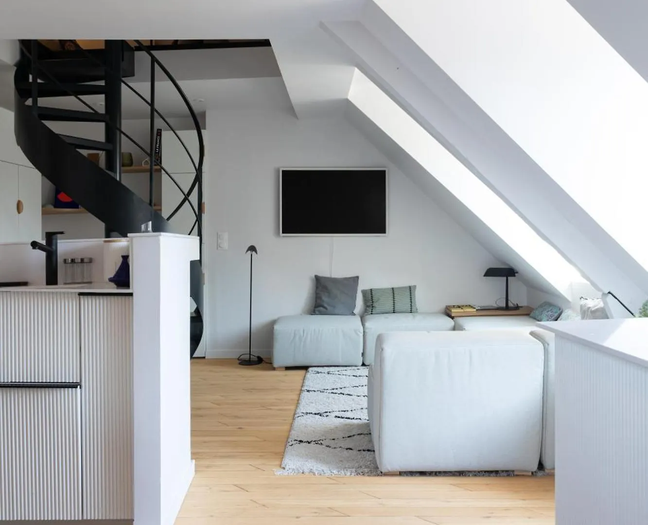 Mini Loft In Notre Dame District, Ile Saint-Louis, Paris contacts