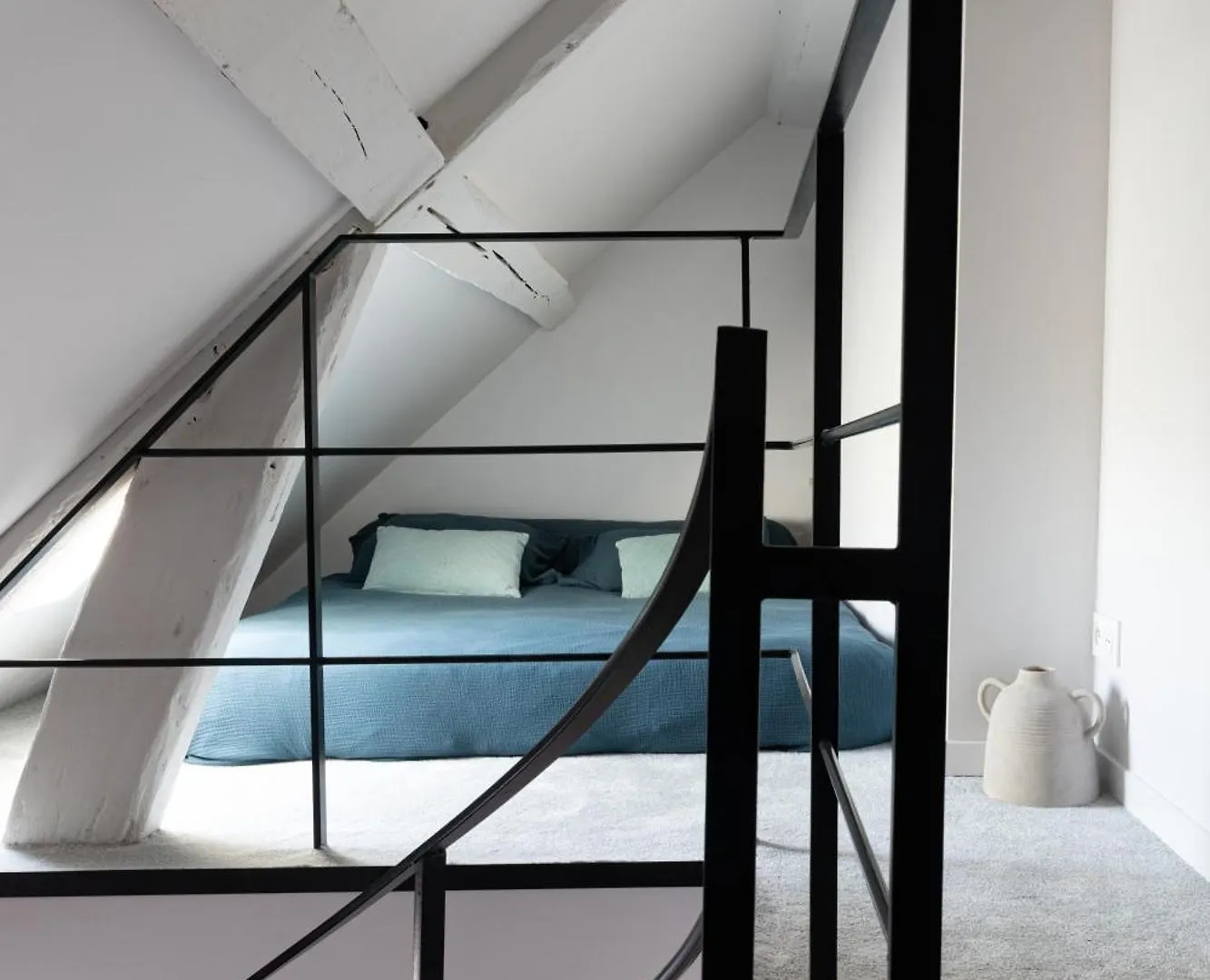 Mini Loft In Notre Dame District, Ile Saint-Louis, Paris Apartment France